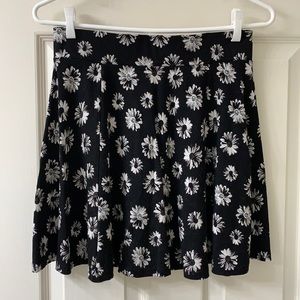 🌷3 for$25🌷Divided H&M, US S (Fits Up To US M) Black & White Daisy Skater Skirt